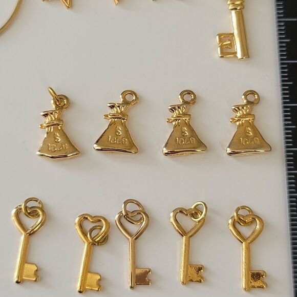 Charms 𝅺Bundle of Gold Tone Charms #0034 - Picture 6 of 13